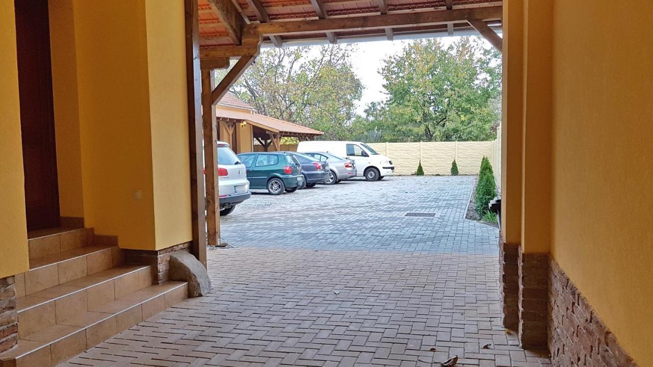 Toscana Apartman Gyula Ngoại thất bức ảnh