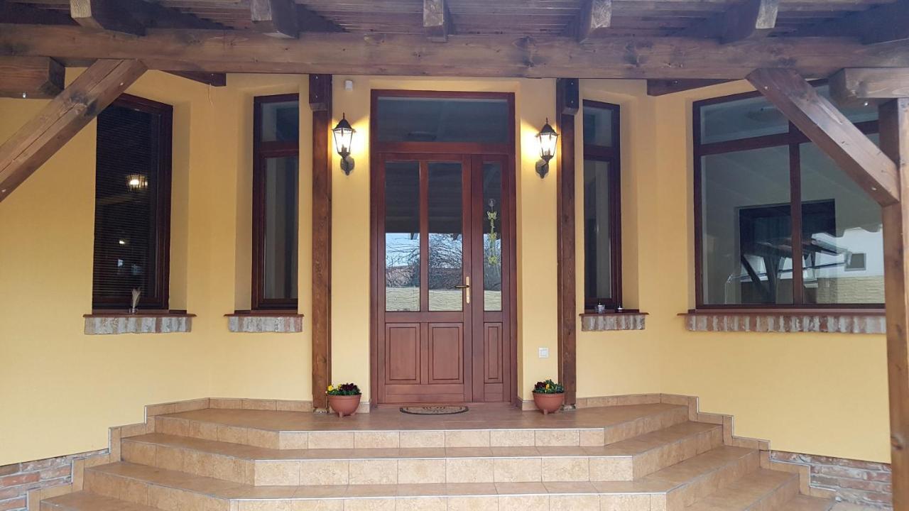 Toscana Apartman Gyula Ngoại thất bức ảnh
