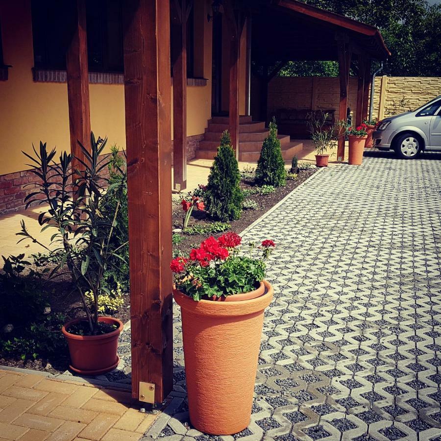 Toscana Apartman Gyula Ngoại thất bức ảnh