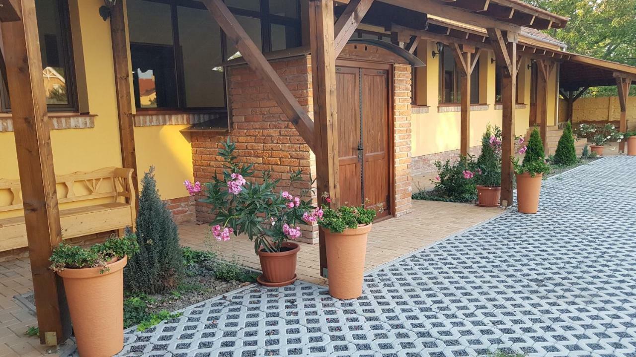Toscana Apartman Gyula Ngoại thất bức ảnh